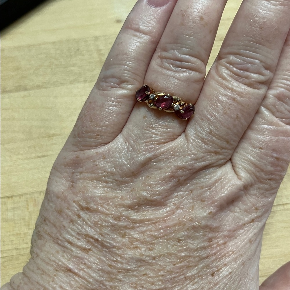 Elegant Vintage 10K Garnet Ring - Picture 3 of 4